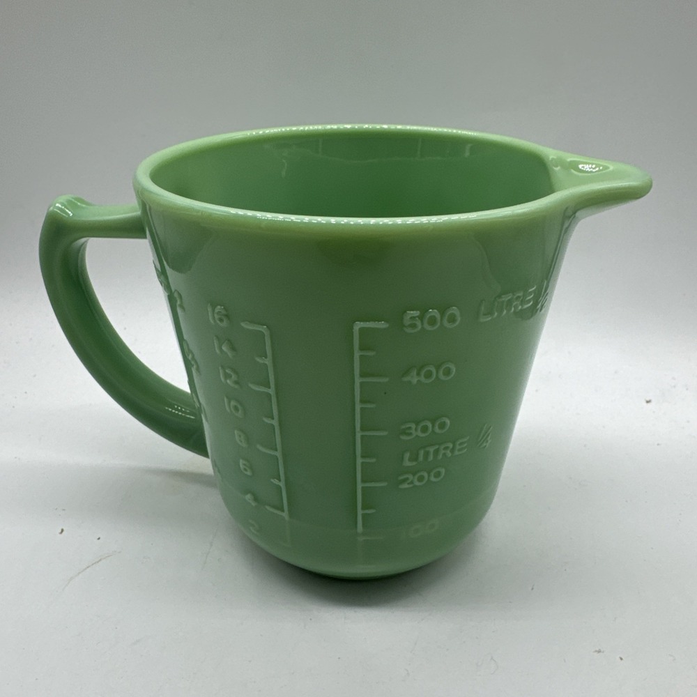 Pretty Jadeite Green Glass White Swirl 2c Measuring Cup 1 Pour Spout Neat Handle